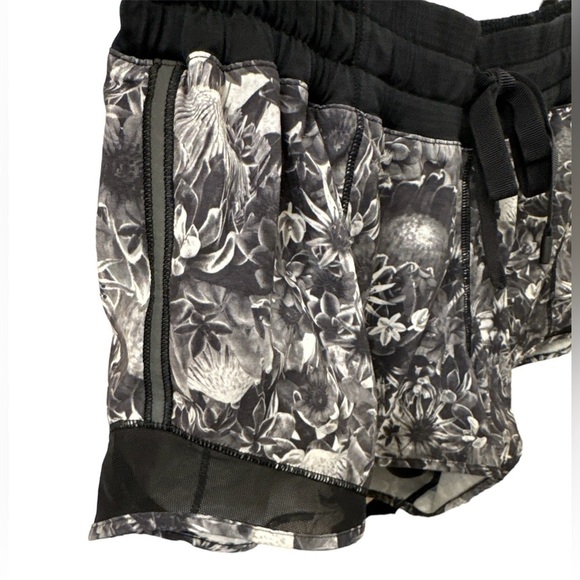 EUC Lululemon Hotty Hot Short- Women’s Size 10 - Picture 6 of 10